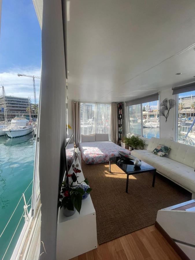 Light Bedroom In A Home Boat - Barcelona