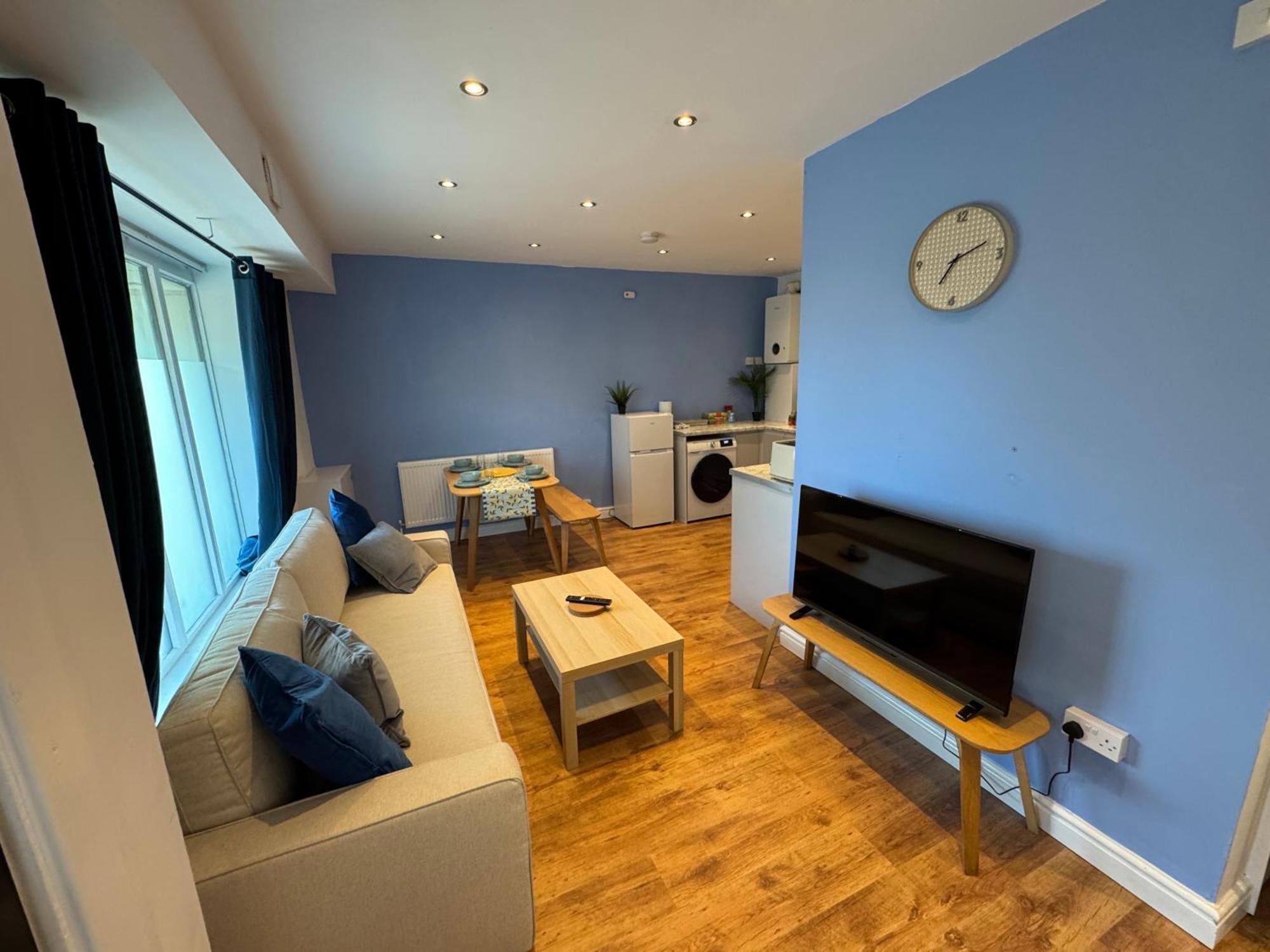 Stretford Apartment - Sleeps 6 - Wifi - Parking - Near Stadium - Manchester