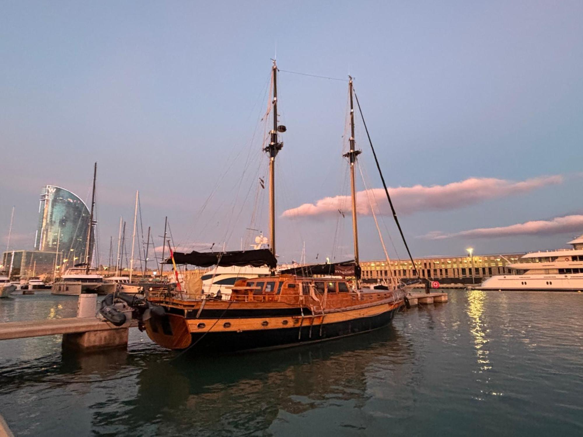Wooden Boat- La Goletta Hotel - Barcelona