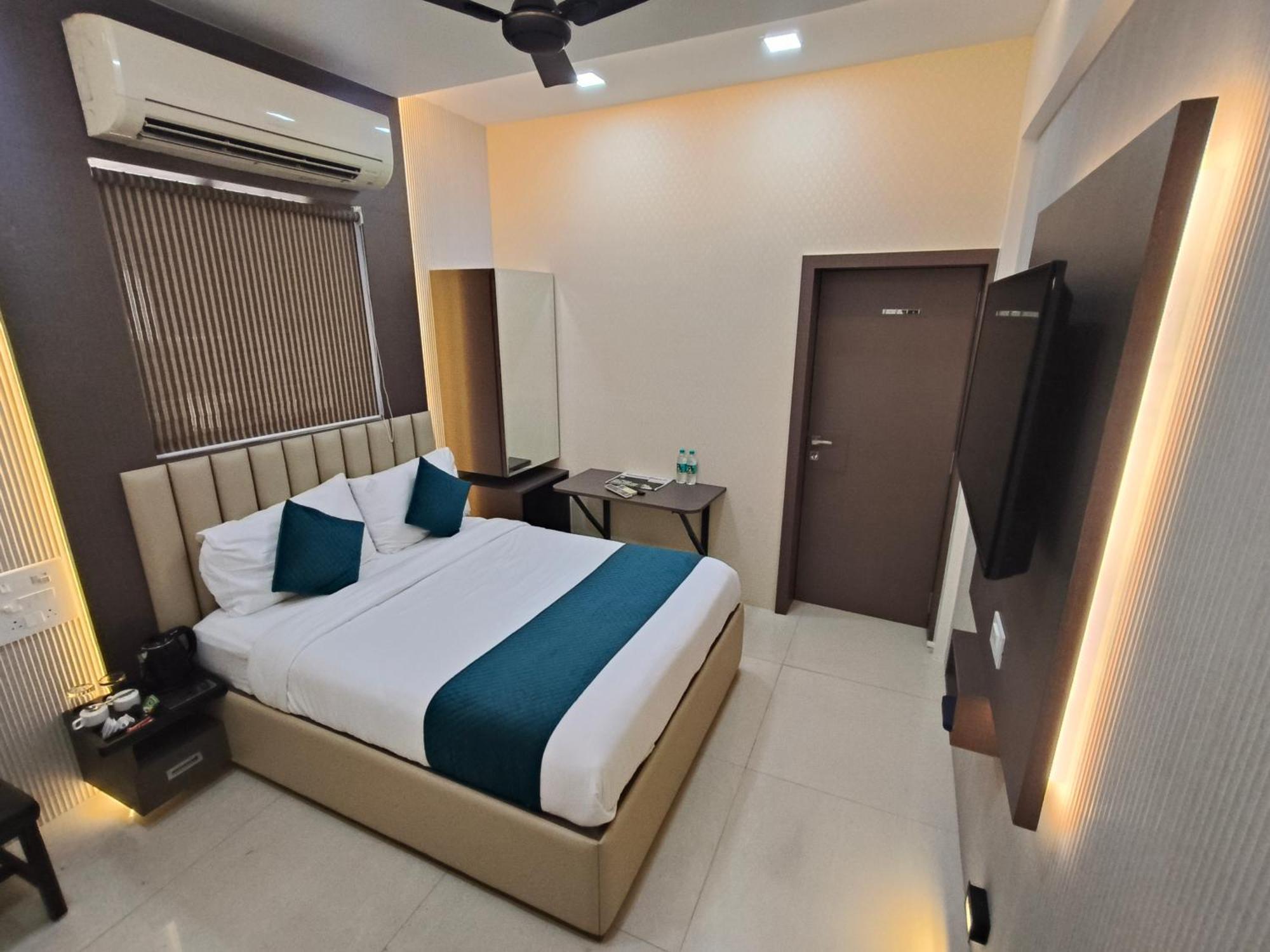 Hotel Triton Sion - Near Us Embassy - Hotel Near Bkc