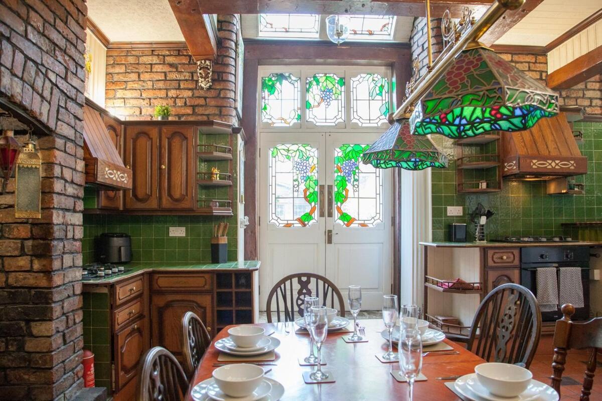 Victorian Elegance At Kingscliffe, Sleeps 17