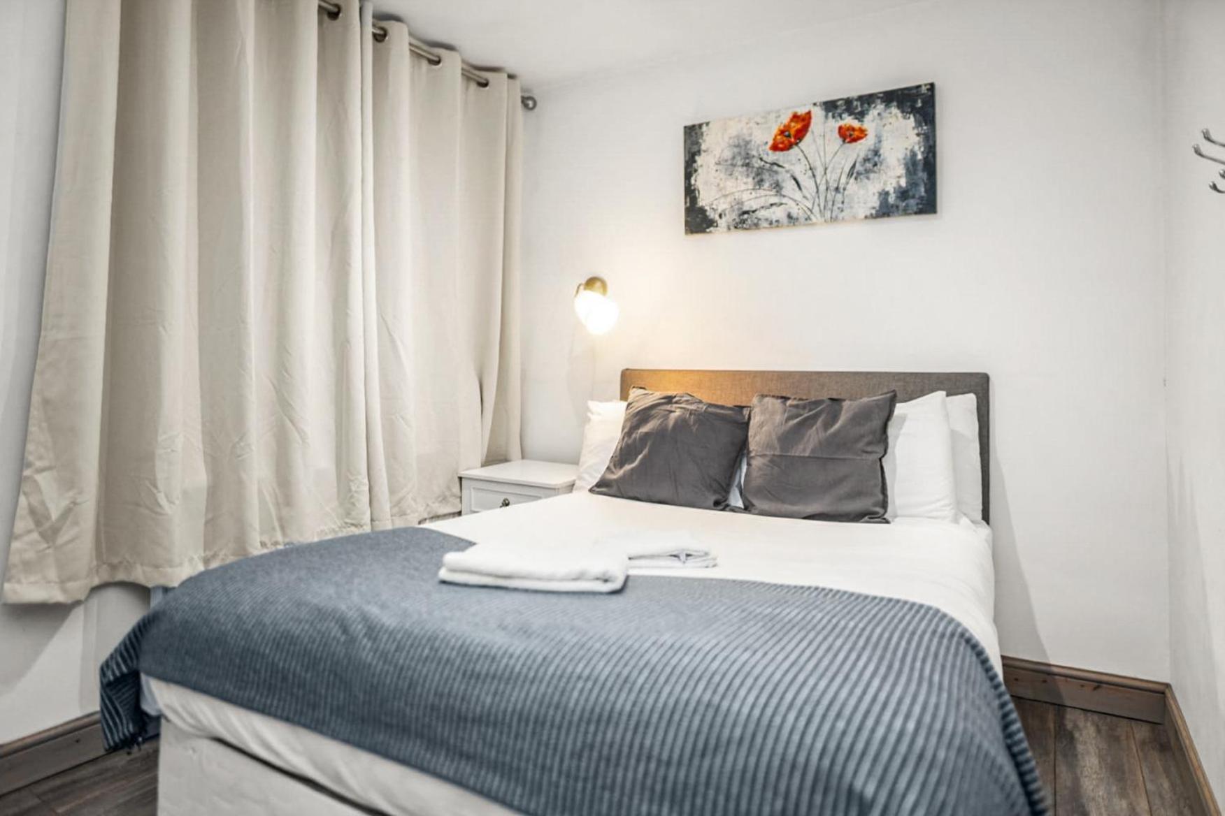 Central Manchester Family-Friendly Home With Free Parking And Workspace